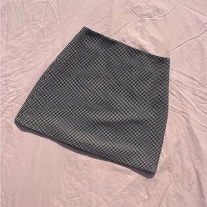 Super cute H&M black and white houndstooth mini skirt